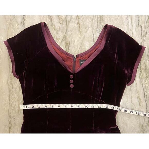 The J. Peterman Company: Vintage, deep plum (purplish) velvet dress, Size 6 - Picture 6 of 12